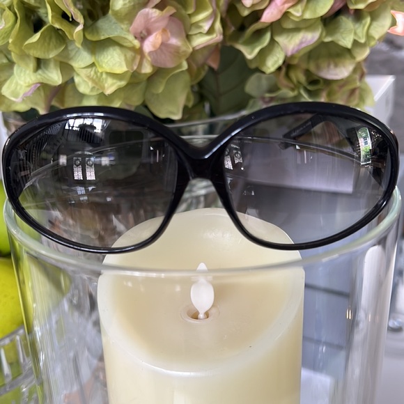 LOUIS VUITTON “IRIS” Sunnies😎 - Picture 10 of 17